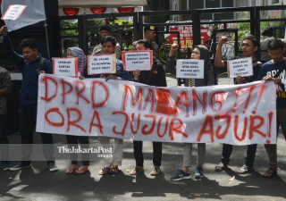 Aksi Anti Korupsi Pelantikan DPRD Baru