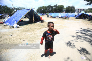 anak bermain di tenda pengungsian yang berada di lapangan depan Masjid Agung Darussalam Palu Sulawesi Tengah