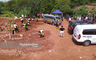 Antrian Pemakaman Korban Covid 19 di Pondok Ranggon