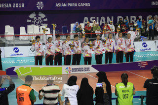 - Ceremony penyerahan medali Emas tim voli duduk putri China di Tennis Indor, Asian Paragames 2018