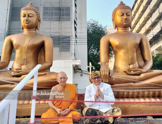 Indonesia receives a Buddha statue from Thailand