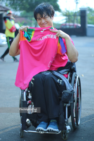 Serba serbi - Atlit Anggar Kursi Roda Jepang Sasajima Takaaki memamerkan baju Volunteer