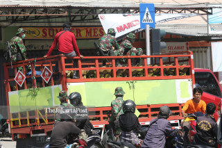 Personel TNI mengawal distribusi gas di Kota Palu, Sulawesi Tengah