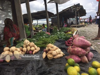 File: Pasar Tradisional di Mimika, Papua
