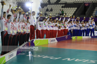 -Ceremony penyerahan medali voli duduk putra Asian Paragames 2018 berlangsung di Tennis Indoor