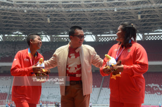 Peraih medali emas tolak peluru F20 putri Indonesia, Suparniyati (kanan) dan peraih medali perunggu tolak peluru F20 putri Indonesia,