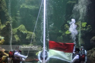 Pengibaran Bendera Aquarium