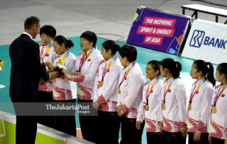 - Ceremony penyerahan medali tim Bola Voli Duduk Putri China Tenis Indor Senayan Jakarta pada Asian Paragames 2018