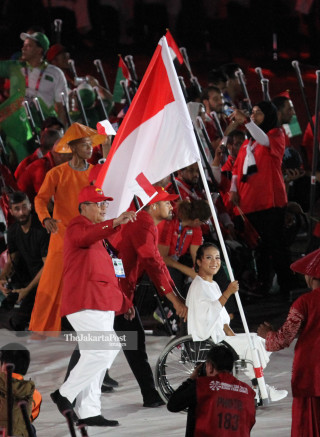 -Defile Atlet Indonesia dalam Upacara Pembukaan Asian Para Games 2018