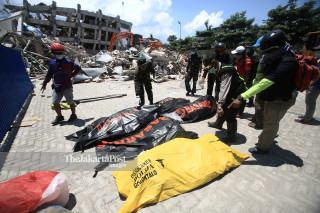 evakuasi korban di Hotel Roa Roa Palu Sulawesi Tengah
