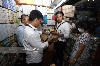 File: Razia obat kadaluwarsa di Pasar Pramuka