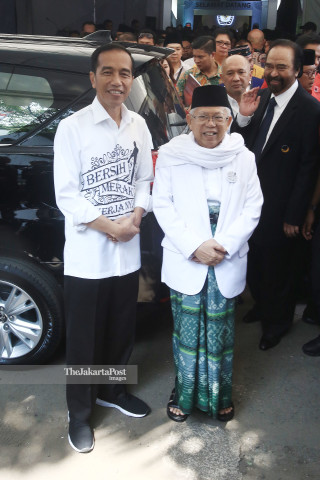 Joko Widodo dan Ma'ruf Amin usai pendaftaran pencalonan presiden dan wakil presiden di Gedung Komisi Pemilihan Umum