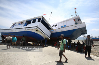 kapal yang terdampar akibat gempa dan tsunami di Pelabuhan Wani Donggala Sulawesi Tengah