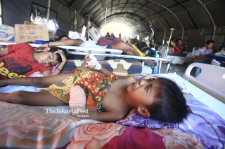Seorang anak menahan sakit di Rumah Sakit Undata Palu Sulawesi Tengah