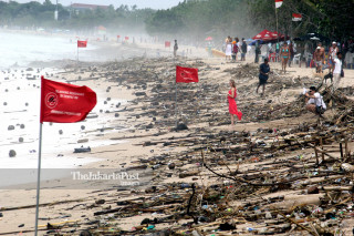 Sampah pantai Kuta Bali