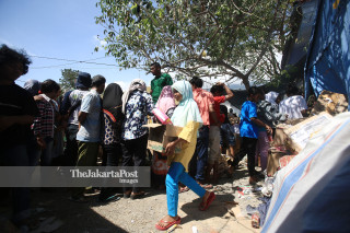 Warga antri mendapatkan makanan di Posko Pengungsian Perumnas Balaroa, Palu, Sulawesi Tengah