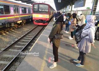 Commuter Line di Stasiun Bekasi