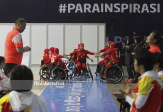 Pemain-pemain basket kursi roda putri Iran memasuki lapangan.