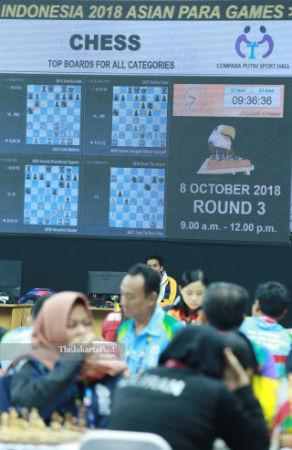 Suasana ketika sejumlah atlit catur dari berbagai negara mengikuti pertandingan  dalam babak penyisihan catur babak ketiga  di  ajang Indonesia Asian Para Games 2018, di Cempaka Putih Sports Hall Jakarta, Senin (8/10/2018). INAPGOC/Setiyo Sc