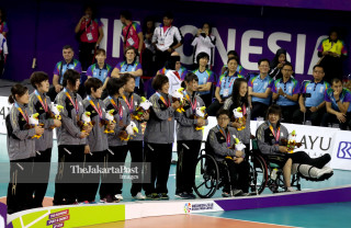-Ceremony penyerahan medali voli duduk putri Jepang Asian Paragames 2018 berlangsung di Tennis Indor  Senayan Jakarta