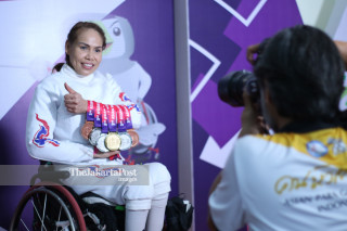 Serba serbi - Atlit Anggar Kursi Roda Thailand jana Saysunee memamerkan seluruh medali yang diraihnya