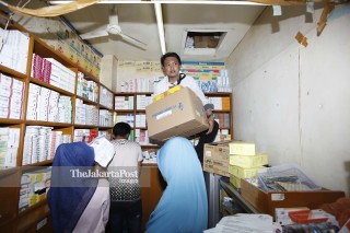 File: Razia obat kadaluwarsa di Pasar Pramuka