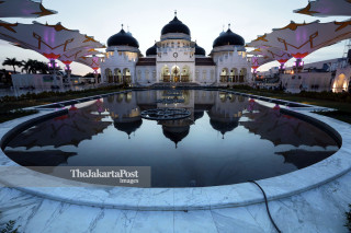IDN: Baiturrahman Grand mosque.