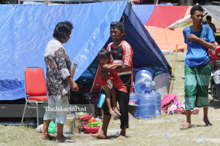 Aktivitas warga di tenda pengungsian di lapangan depan Masjid Agung Darussalam Palu Sulawesi Tengah