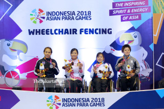 Atlet Anggar Kursi Roda asal Cina (kedua dari kiri), Zhou Jingjing berhasil meraih medali emas