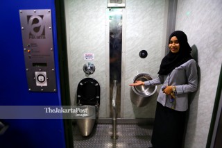 File: Toilet di Halte Transjakarta