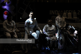 Para Atlit perempuan  Wheelchair Fencing dari berbagai negara bersiap mengikuti pertandingan