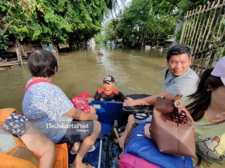 Evakuasi Korban Banjir di Bojong Indah Jakarta Barat