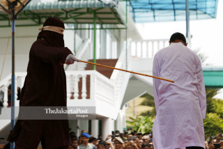 File: Hukuman Cambuk Di Aceh