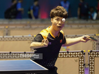 -Pemain para Tenis meja China Hen Chao melakukan servis di pertandingan Asian Paragames 2018