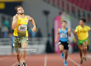 Atlet Para Atletik Iran Alinajimi Vahid mencapai finish diurutan pertama di Final kelas 400 M Putra T 12