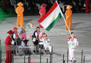 -Defile Atlet Tajikistan dalam Upacara Pembukaan Asian Para Games 2018