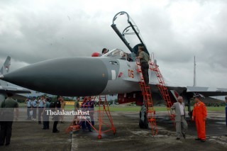 File: Pesawat Sukhoi SU-30 di Makassar