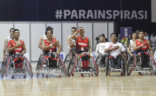 Para pebasket kursi roda Indonesia menyanyikan lagu Indonesia Raya sebelum pertandingan dimulai.