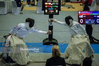 Wheelchair Fencing Kim Sung Hwan asal negara Korea (kiri) melawan dan Saidah Akhmad asal Indonesia