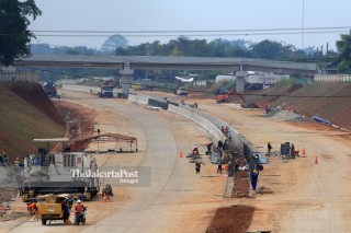 Workers finish the construction of The Jakarta Outer Ring Road II
