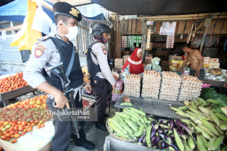 Polisi di Pasar Tradisional Masomba, Lolu, Palu Selatan, Sulawesi Tengah