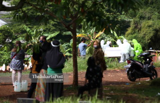 Proses Pemakaman korban Covid-19 di Pondok Ranggon