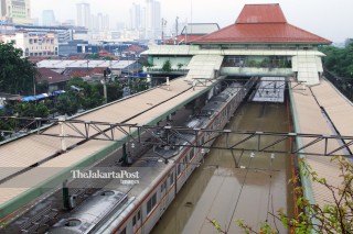 File: Banjir di Stasiun Tanah Abang