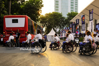 Serombongan atlet berkursi roda tiba di Gelora Bung Karno.
