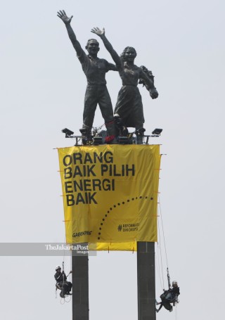 Greenpeace Panjat Tugu Selamat Datang Bundaran HI
