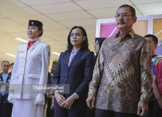 Bapak Bambang Trihatmodjo selaku Ketua umum Pengurus Besar Perbakin  menyerahkan mendali