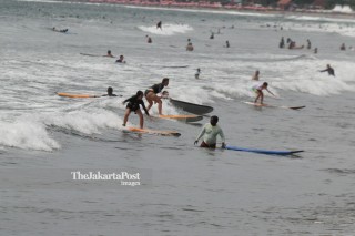 Surfing Pantai Kuta