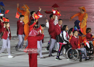 -Defile Atlet Vietnam dalam Upacara Pembukaan Asian Para Games 2018