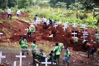 Proses Pemakaman korban Covid-19 di Pondok Ranggon