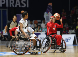 Pemain basket kursi roda putri  Iran Somayeh saat menguasai bola